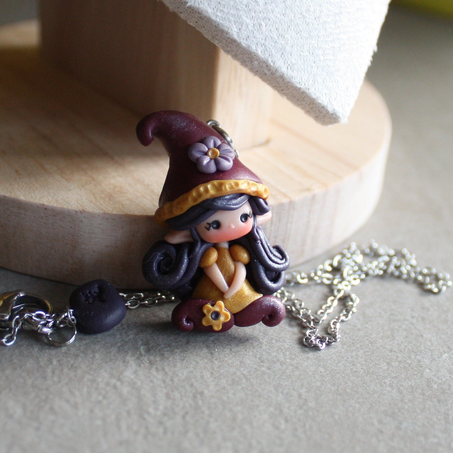 Collana in acciaio inox con piccola gnoma in fimo