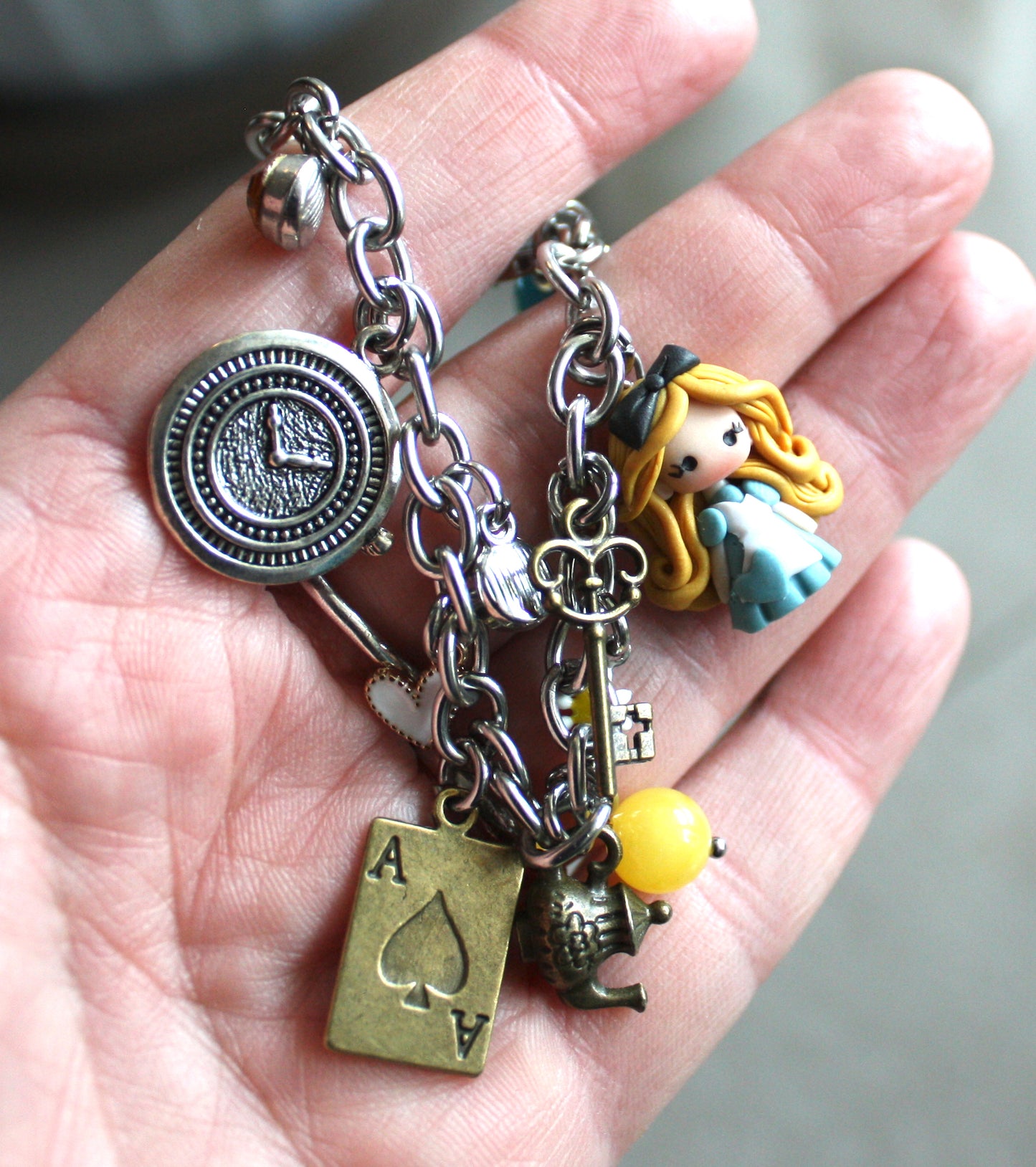 Bracciale multicharms in acciaio inox con Alice in fimo