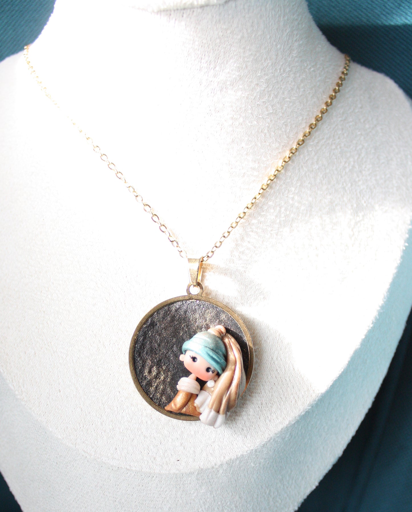 Collana Dama con l’orecchino di perla – cammeo dorato in acciaio inox