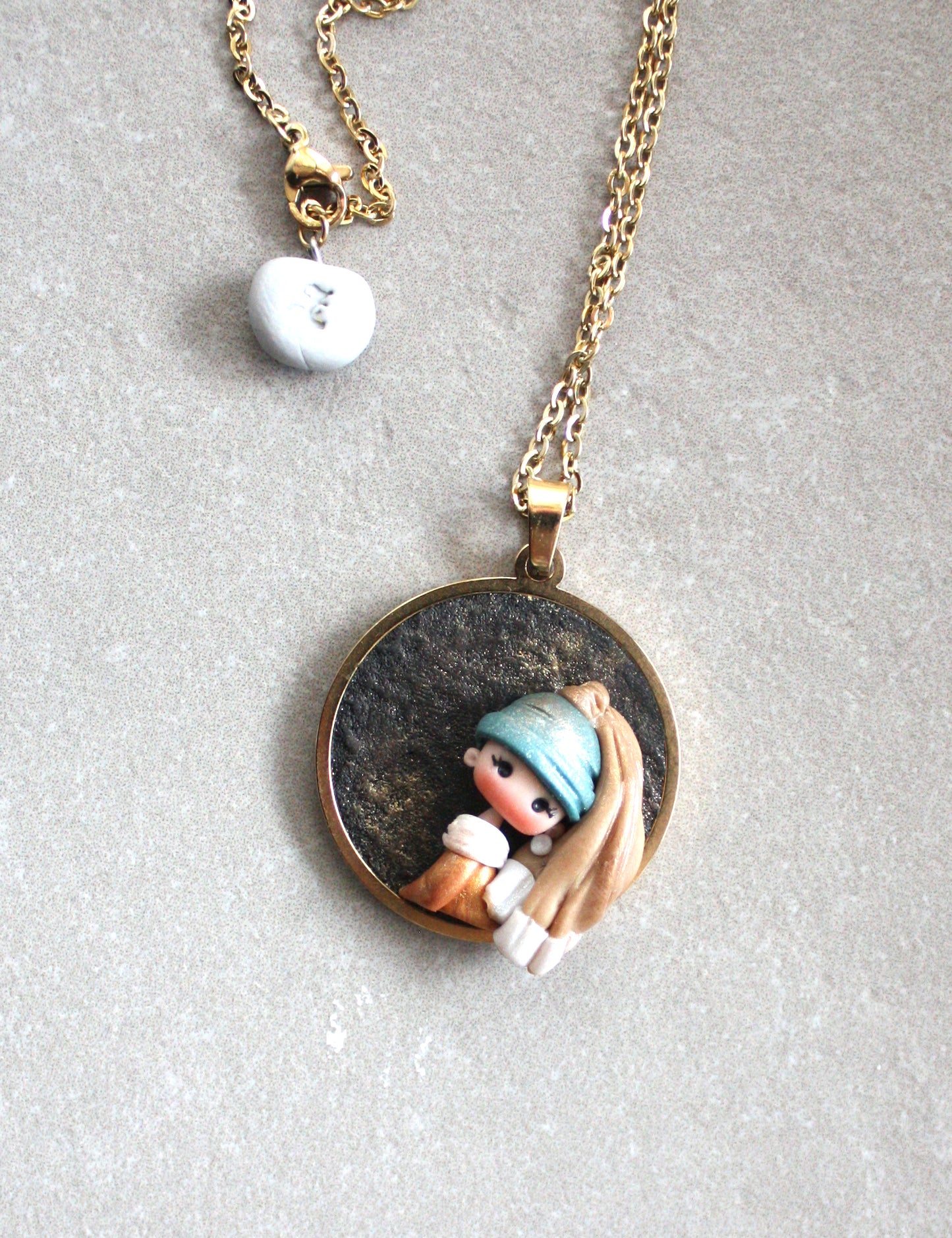 Collana Dama con l’orecchino di perla – cammeo dorato in acciaio inox