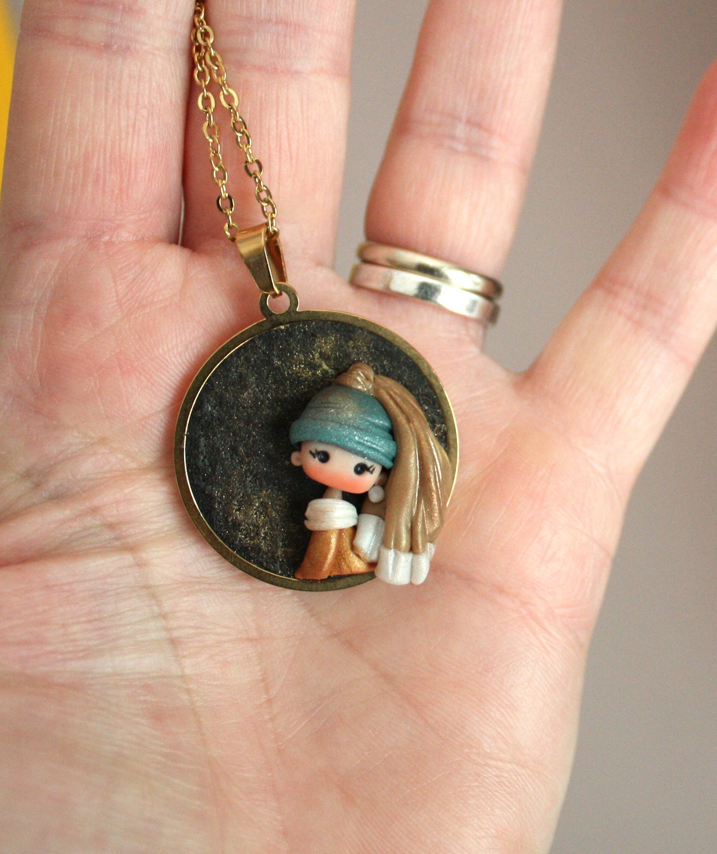 Collana Dama con l’orecchino di perla – cammeo dorato in acciaio inox