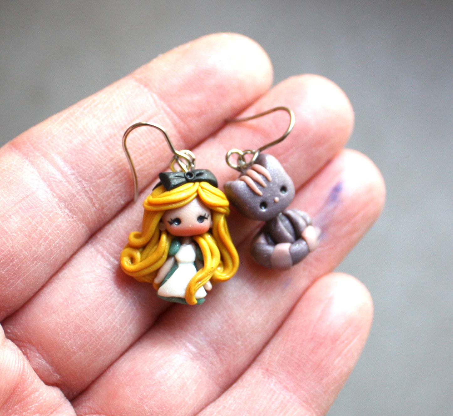 Orecchini pendenti in acciaio inox con Alice e Stregatto