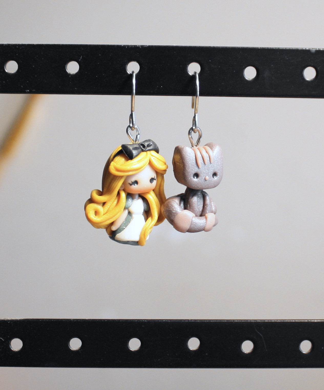 Orecchini pendenti in acciaio inox con Alice e Stregatto