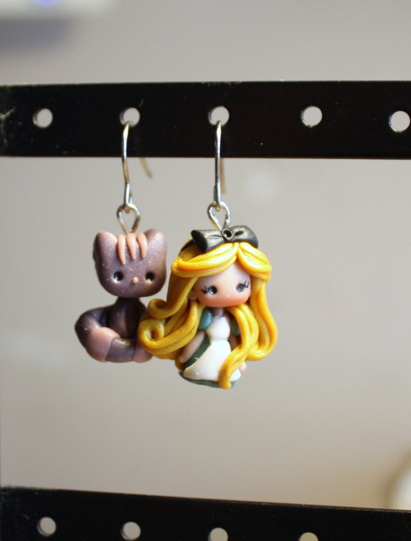 Orecchini pendenti in acciaio inox con Alice e Stregatto