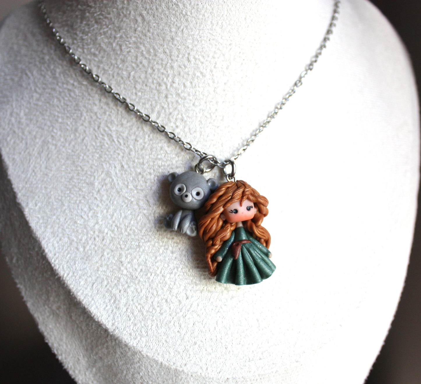 Collana in acciaio inox con Merida in fimo e orsetto