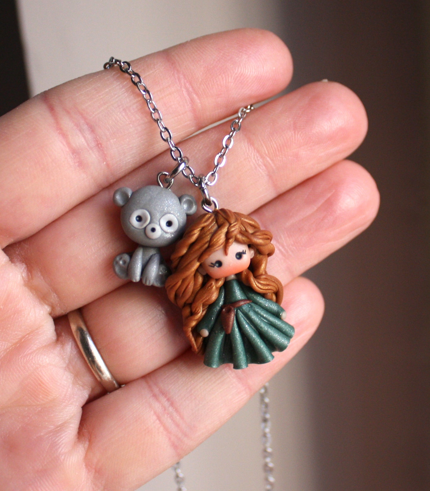 Collana in acciaio inox con Merida in fimo e orsetto