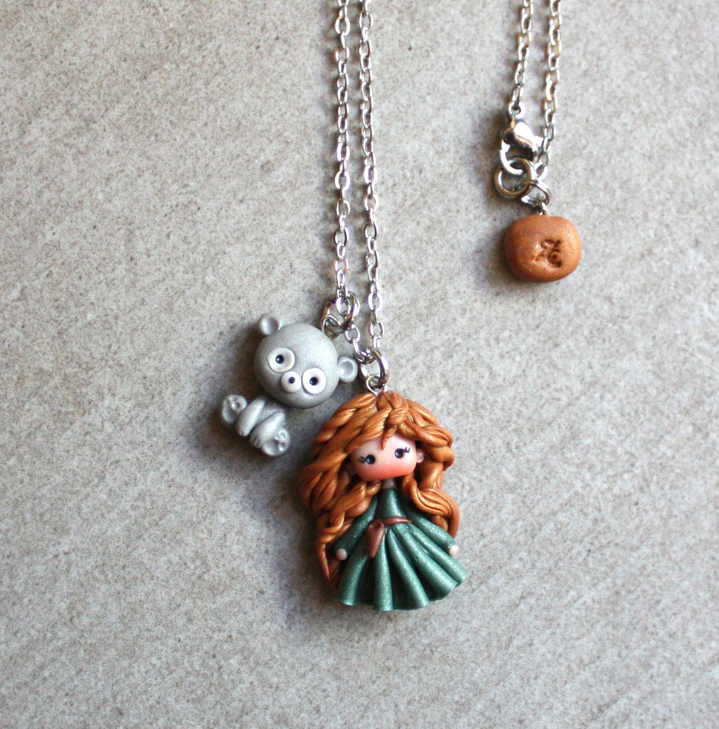 Collana in acciaio inox con Merida in fimo e orsetto