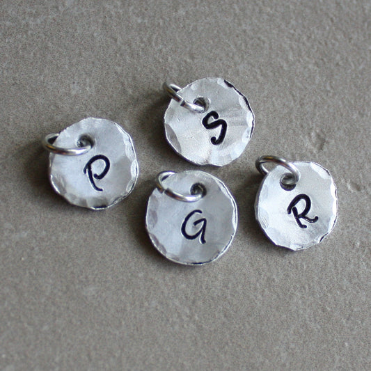 ciondolo lettera in alluminio