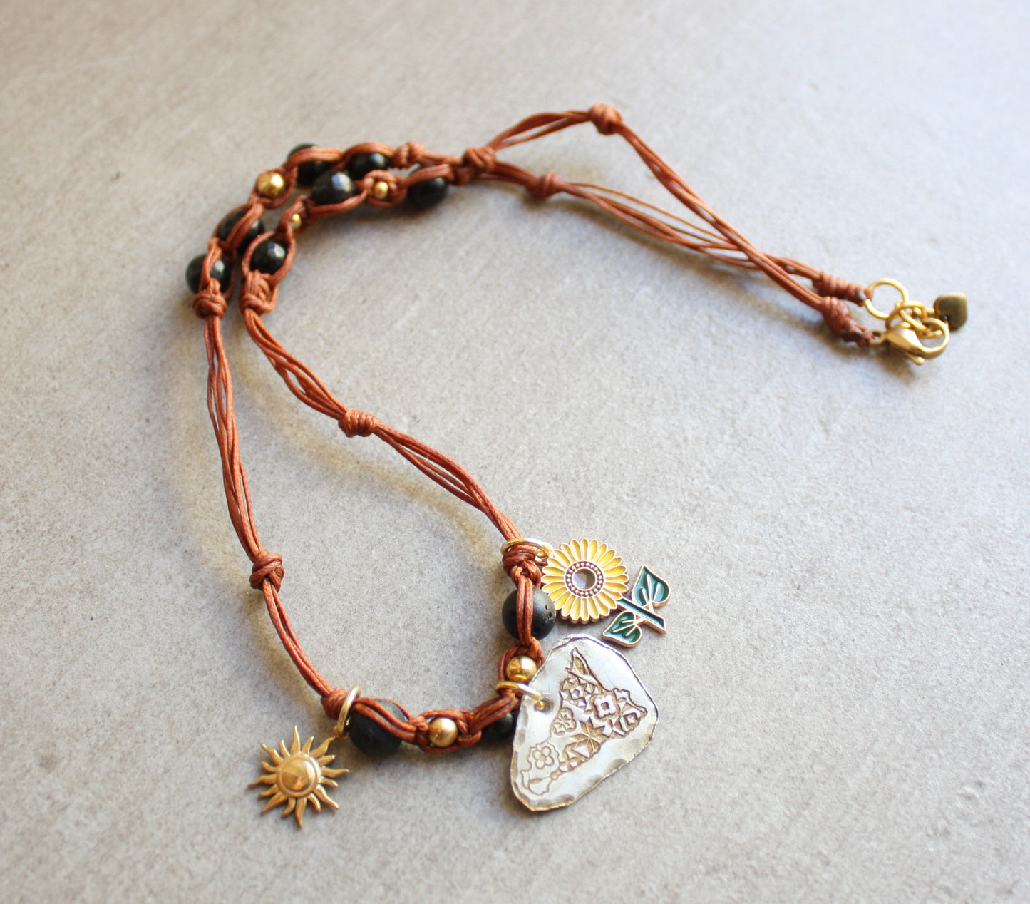 Short necklace, also wearable as a bracelet.