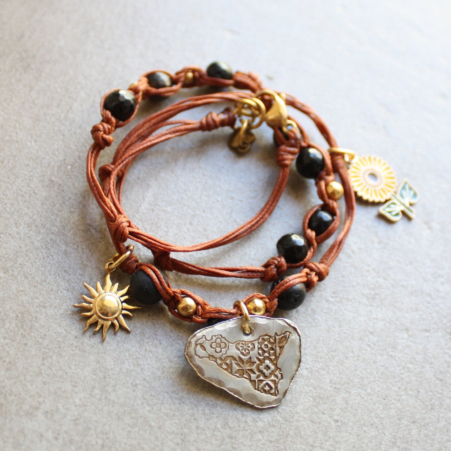 Short necklace, also wearable as a bracelet.