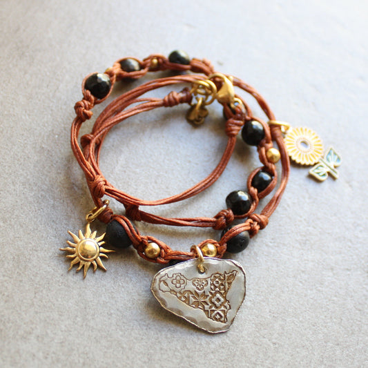 Short necklace, also wearable as a bracelet.