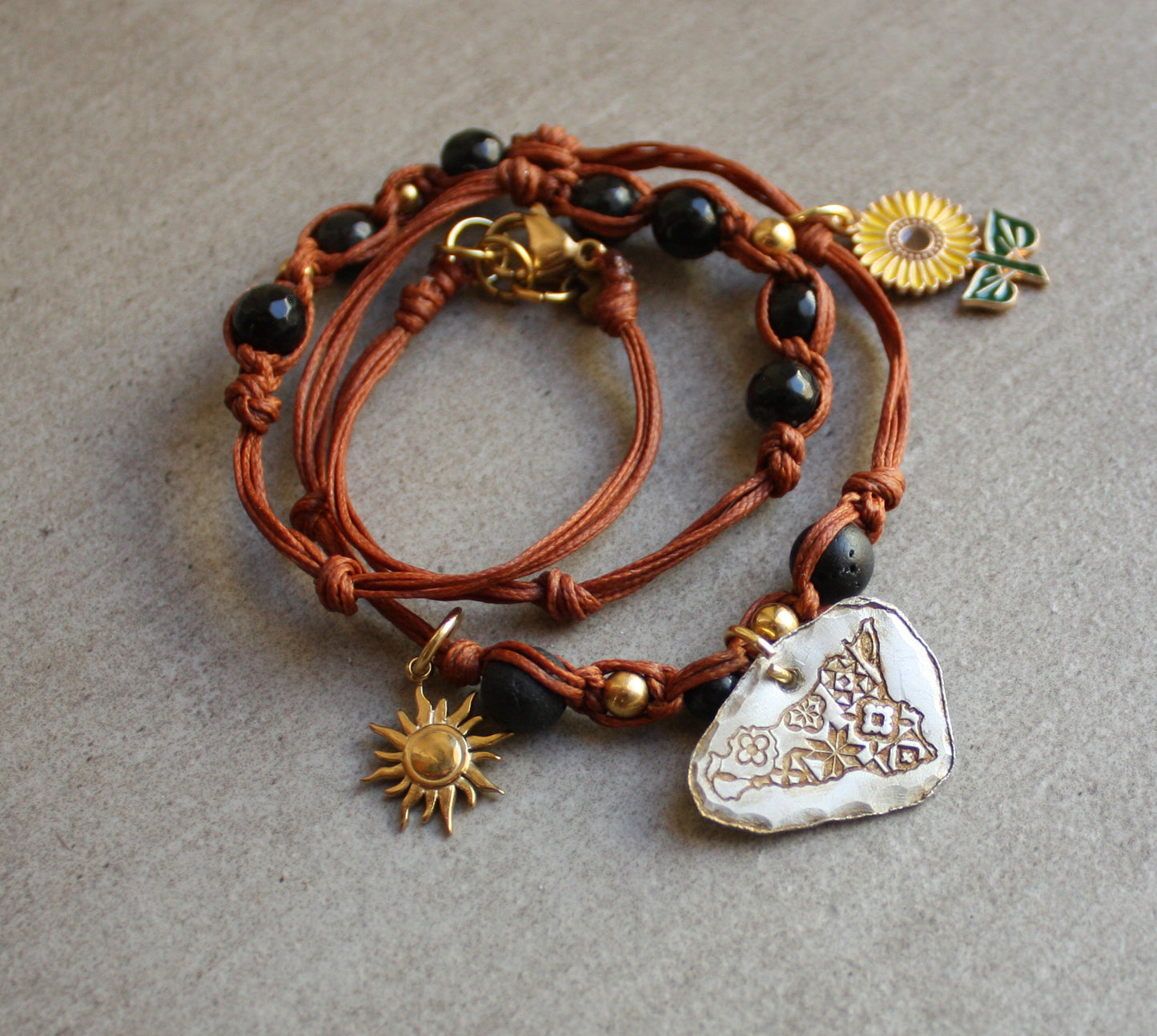 Short necklace, also wearable as a bracelet.
