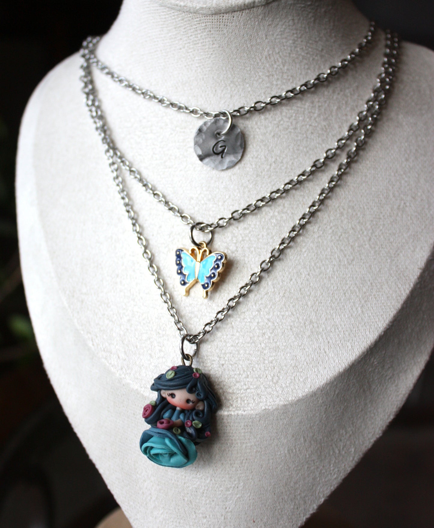 Collana a tre fili in acciaio inox con lettera e ninfa blu