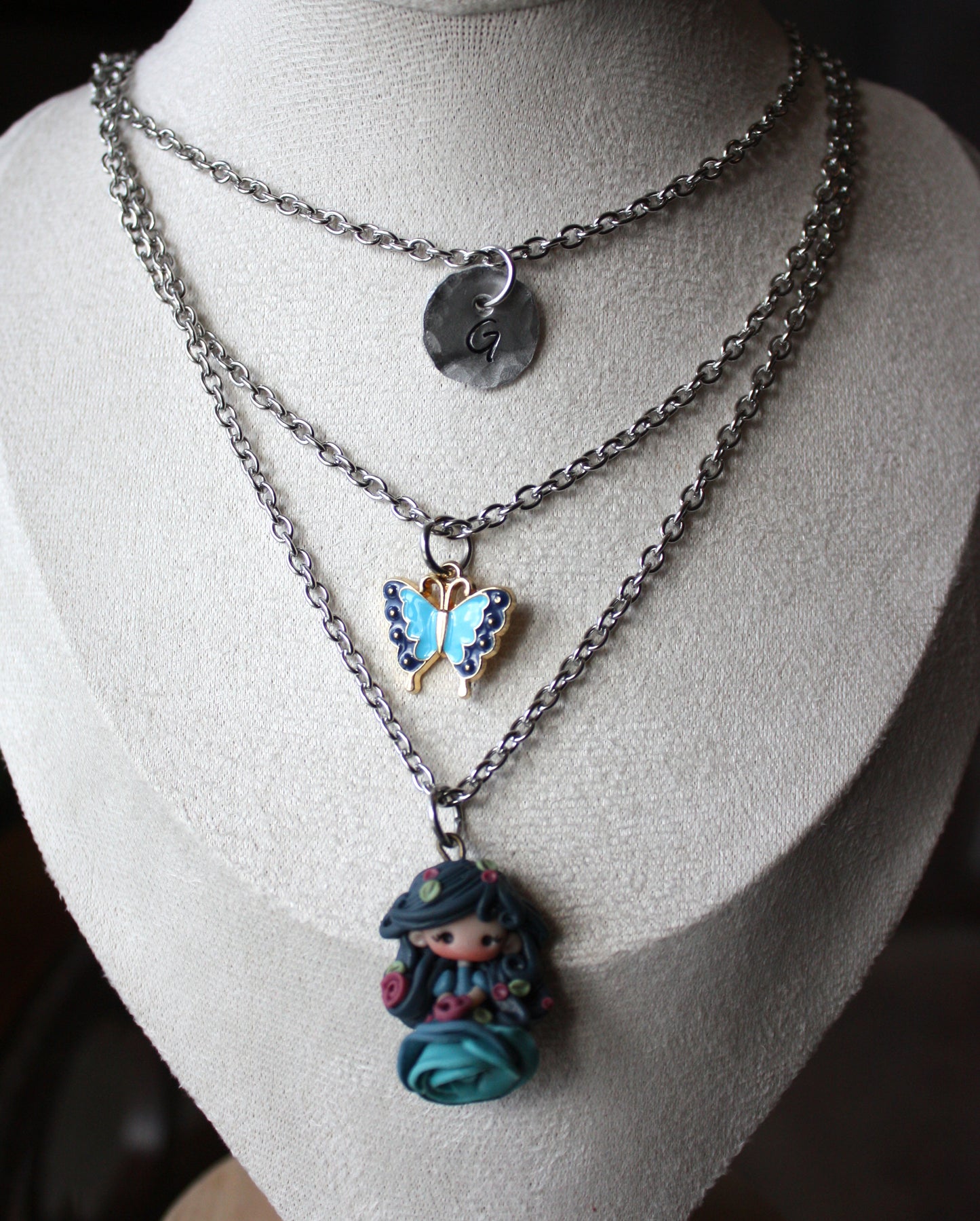 Collana a tre fili in acciaio inox con lettera e ninfa blu