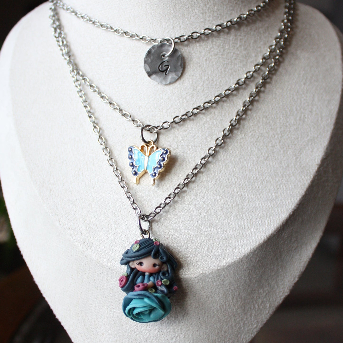 Collana a tre fili in acciaio inox con lettera e ninfa blu