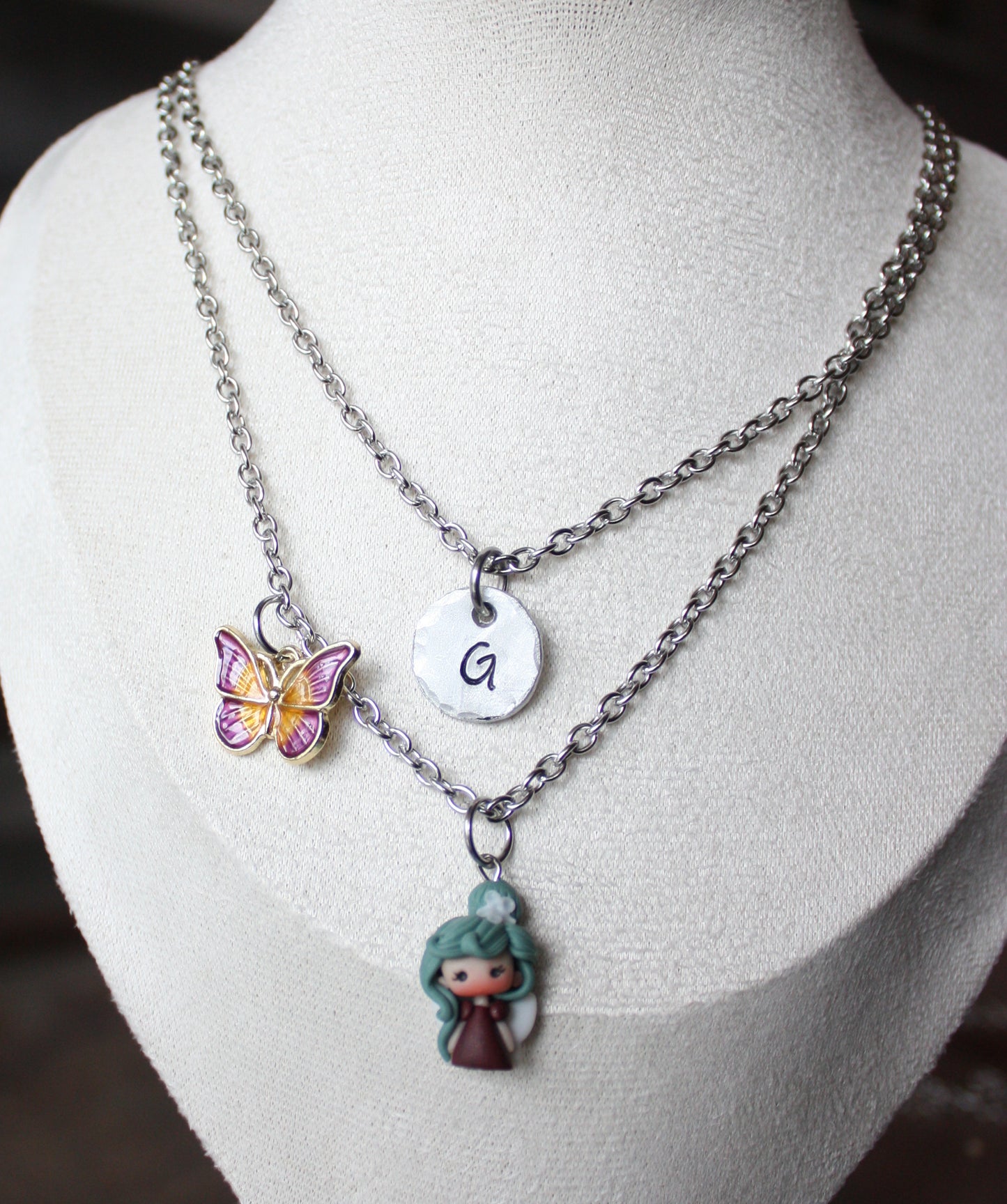 Collana a doppio filo in acciaio inox con lettera e fatina