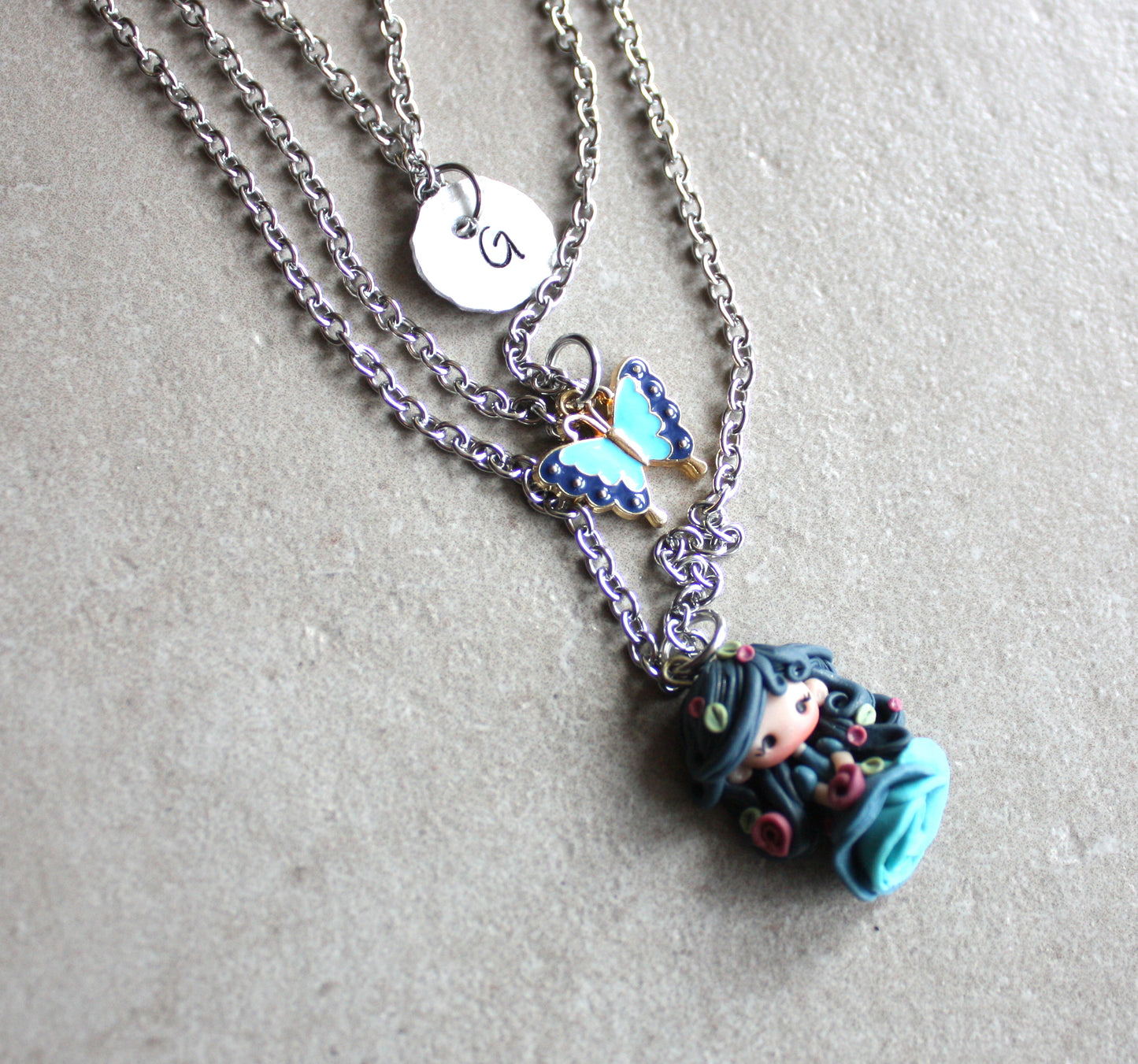 Collana a tre fili in acciaio inox con lettera e ninfa blu