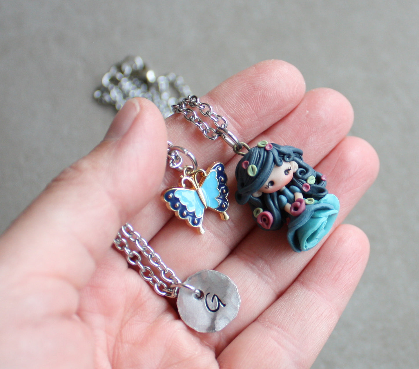 Collana a tre fili in acciaio inox con lettera e ninfa blu