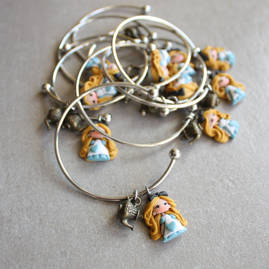 Bracciale bangle in acciaio inox con Alice in fimo