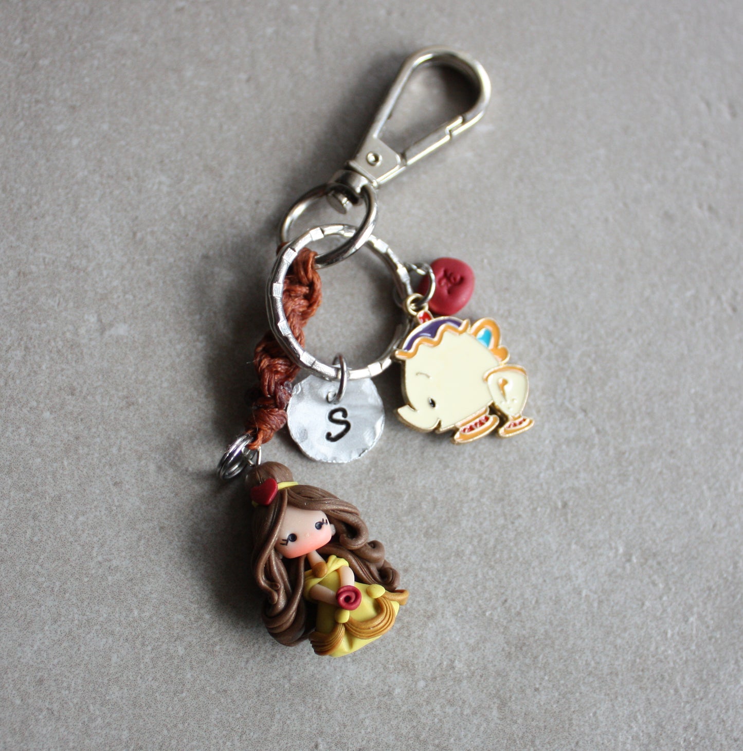 Portachiavi / Charm da borsa Belle in macramè con lettera personalizzata