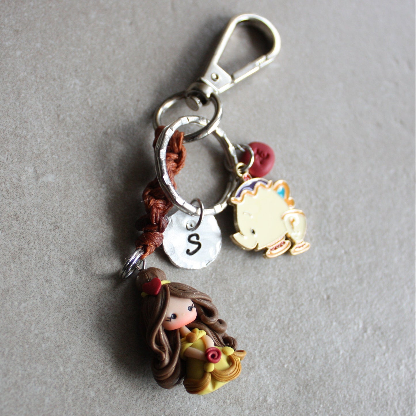 Portachiavi / Charm da borsa Belle in macramè con lettera personalizzata