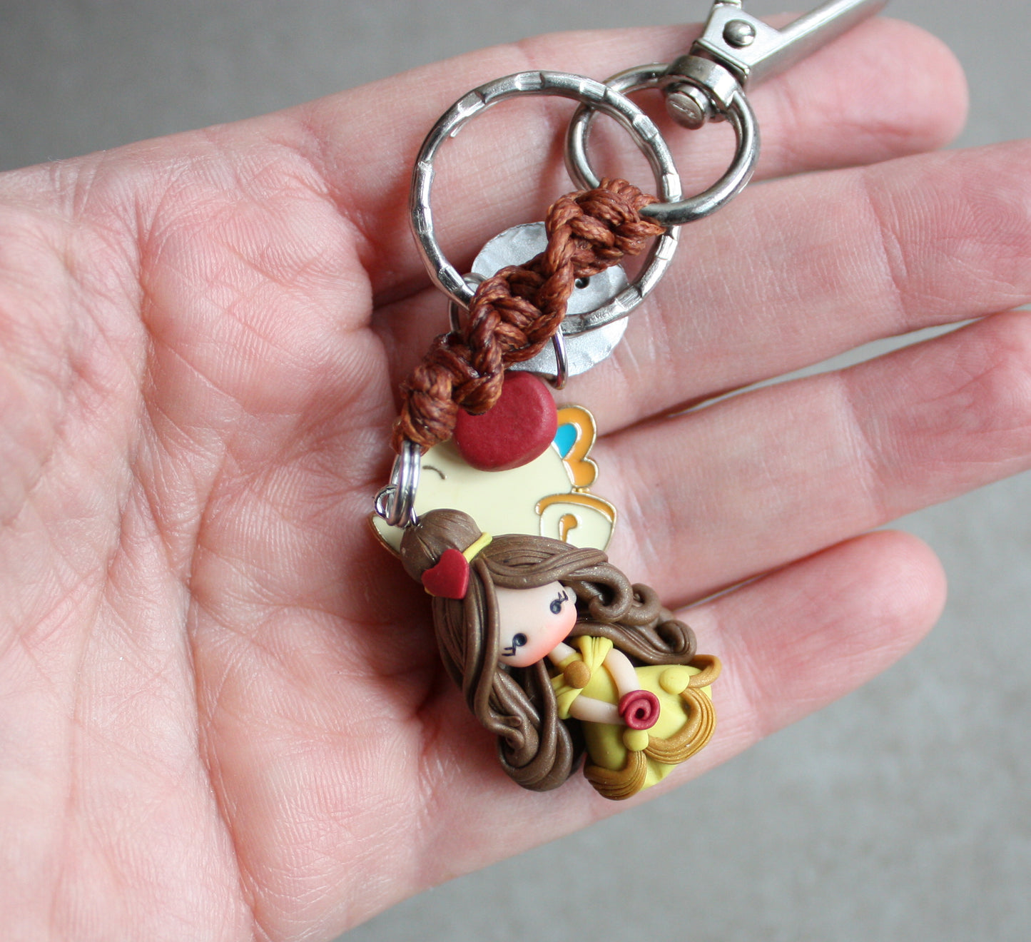 Portachiavi / Charm da borsa Belle in macramè con lettera personalizzata