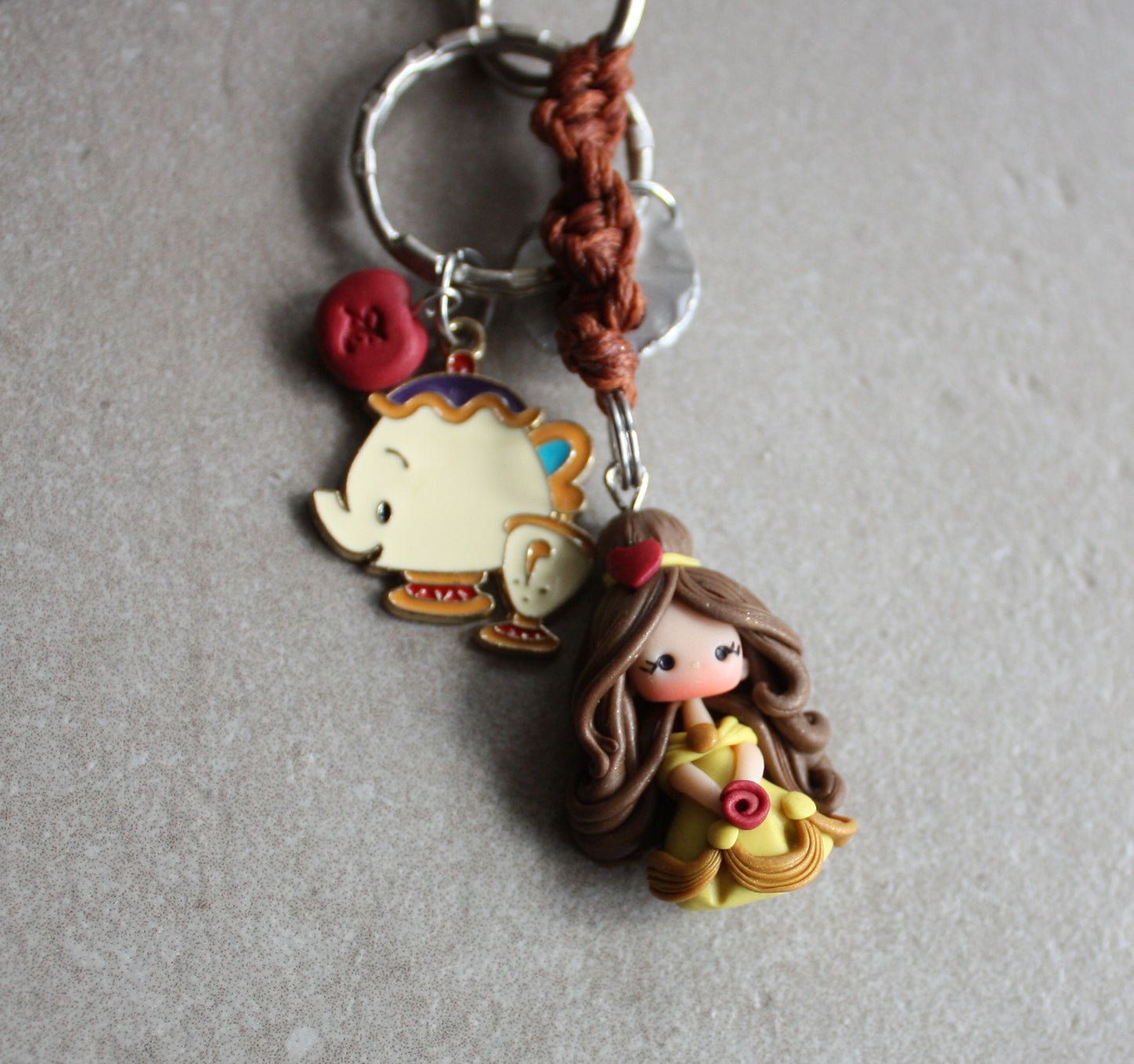 Portachiavi / Charm da borsa Belle in macramè con lettera personalizzata