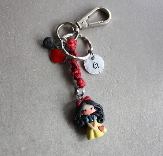 Portachiavi / Charm da borsa Biancaneve in macramè con lettera personalizzata