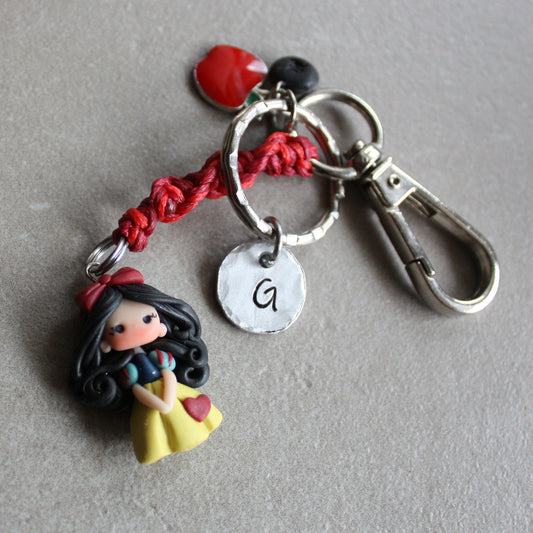 Portachiavi / Charm da borsa Biancaneve in macramè con lettera personalizzata