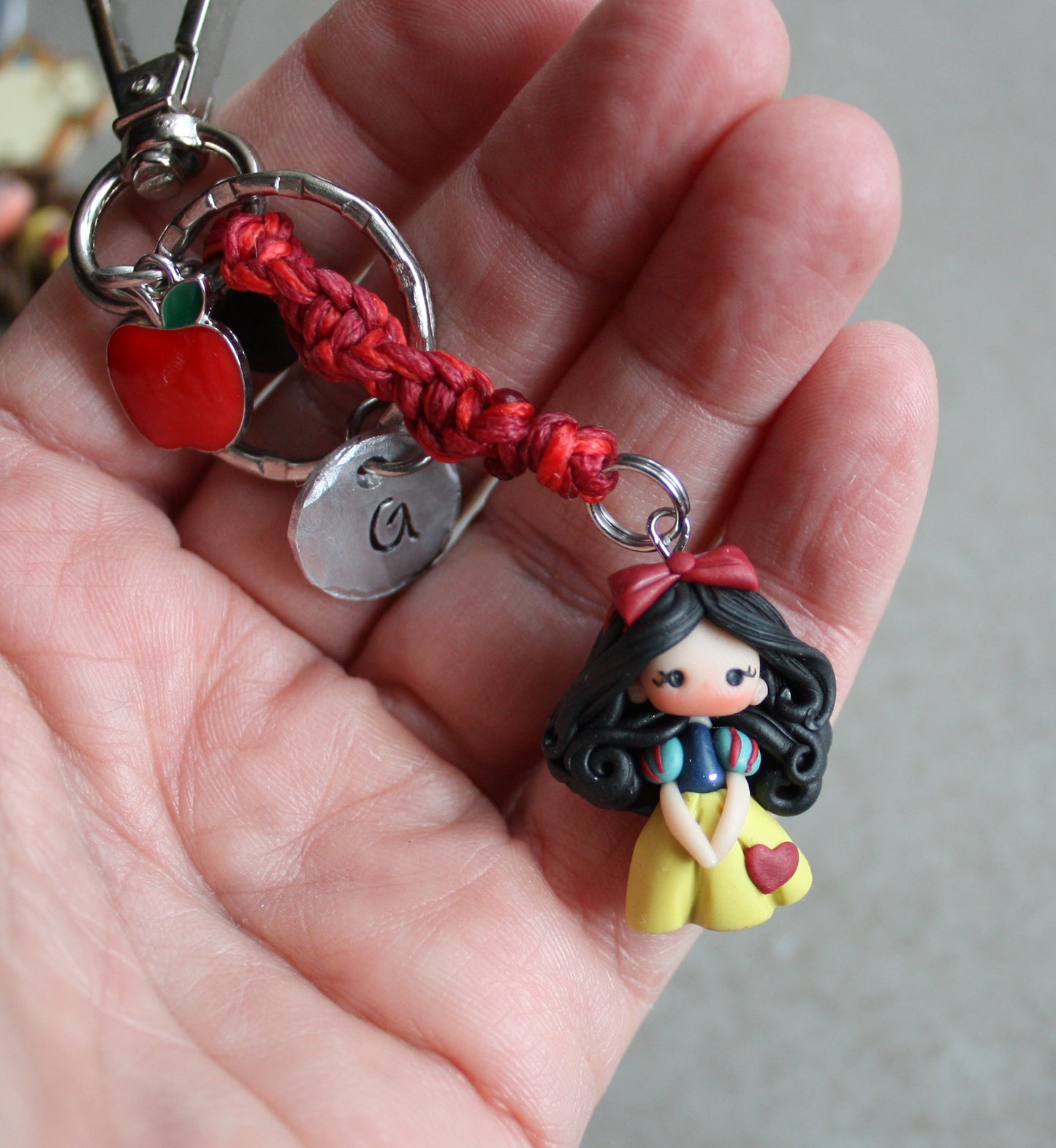 Portachiavi / Charm da borsa Biancaneve in macramè con lettera personalizzata