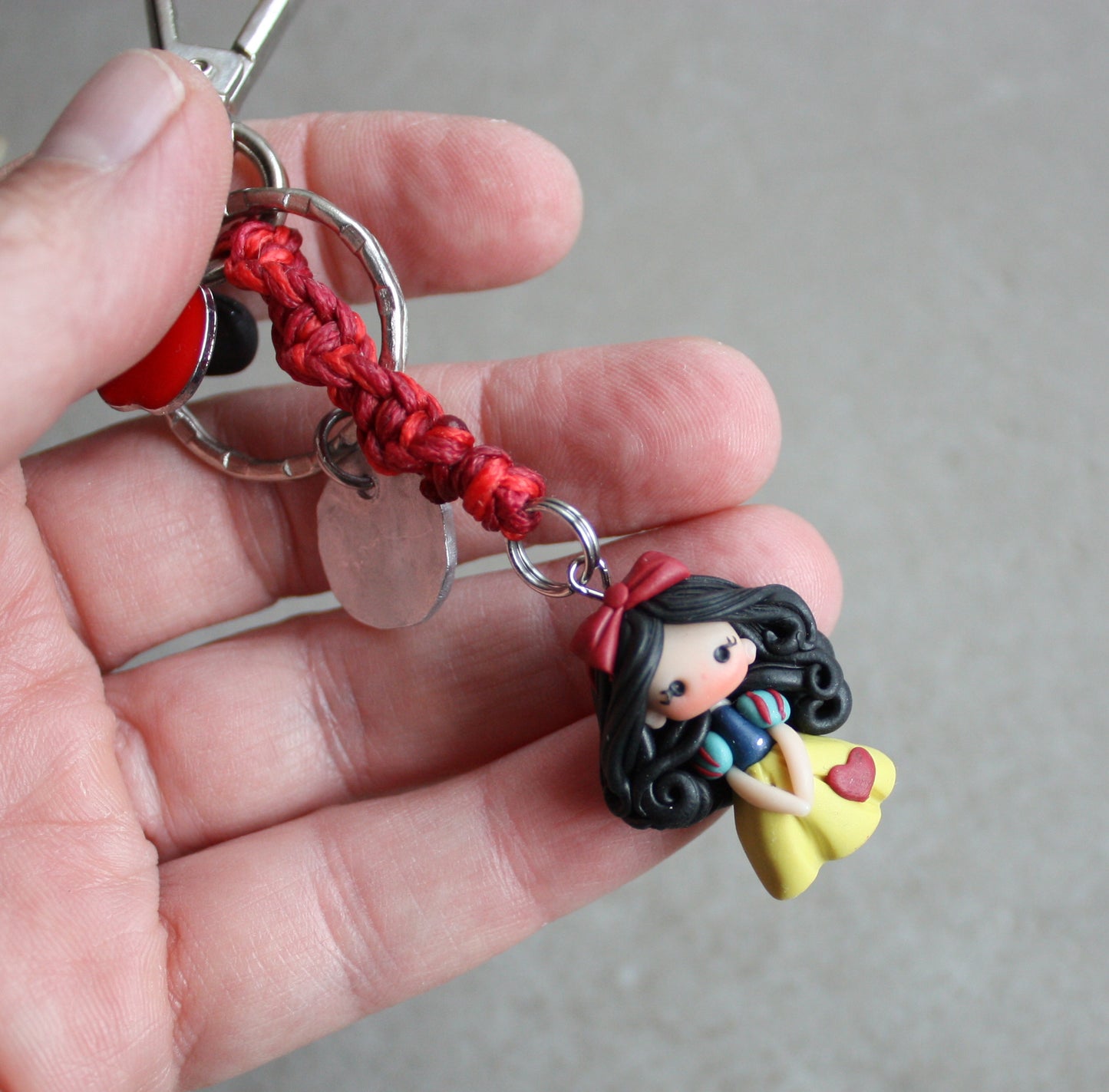 Portachiavi / Charm da borsa Biancaneve in macramè con lettera personalizzata