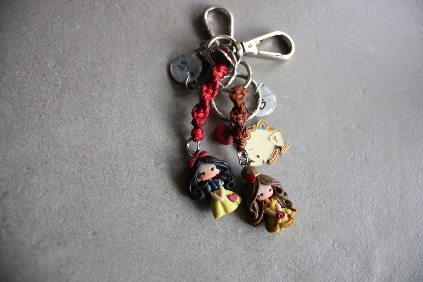 Portachiavi / Charm da borsa Belle in macramè con lettera personalizzata