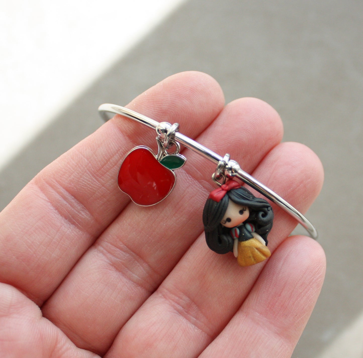 Bracciale bangle in acciaio inox con Biancaneve in fimo e ciondolo mela smaltata