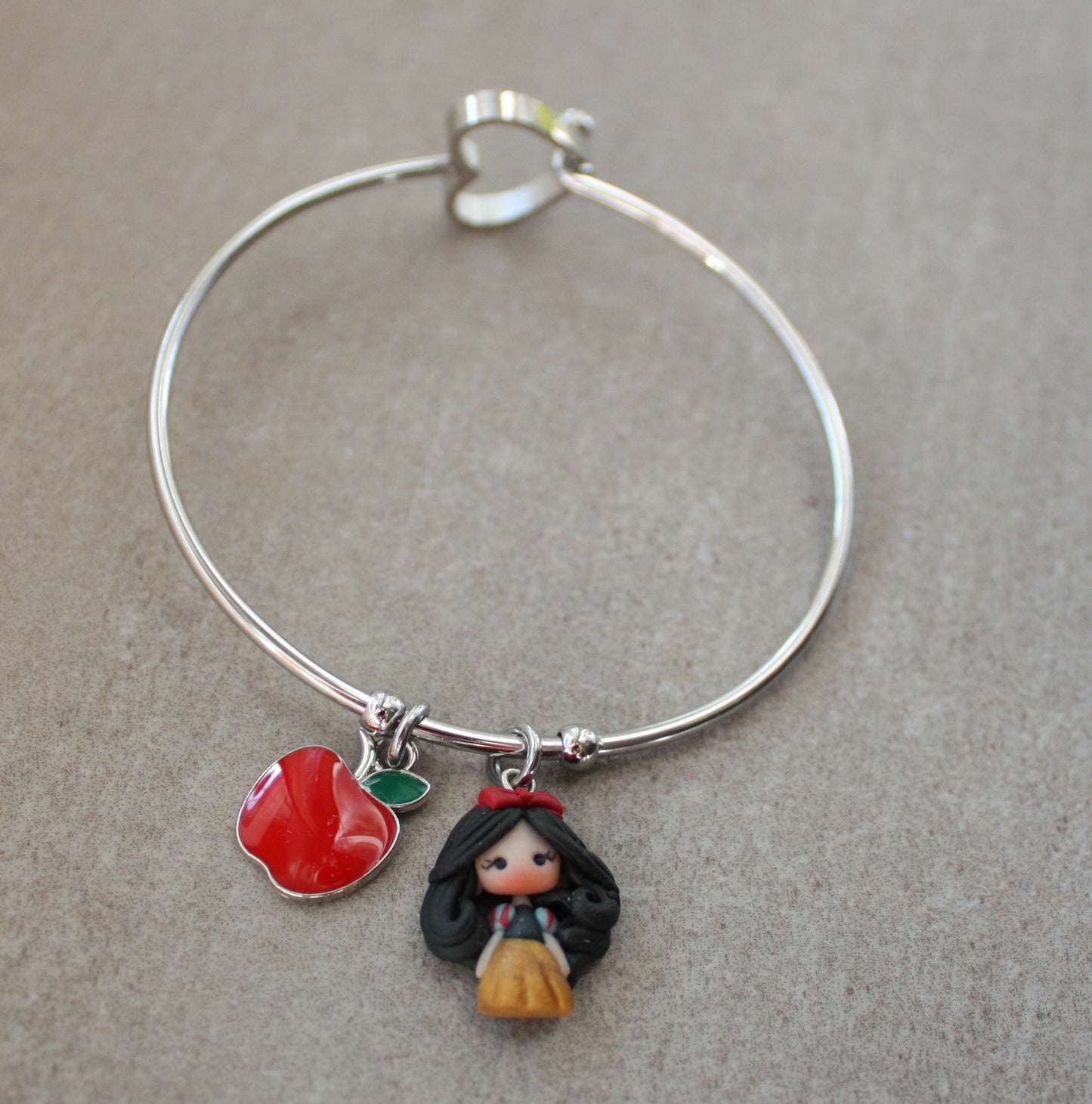 Bracciale bangle in acciaio inox con Biancaneve in fimo e ciondolo mela smaltata