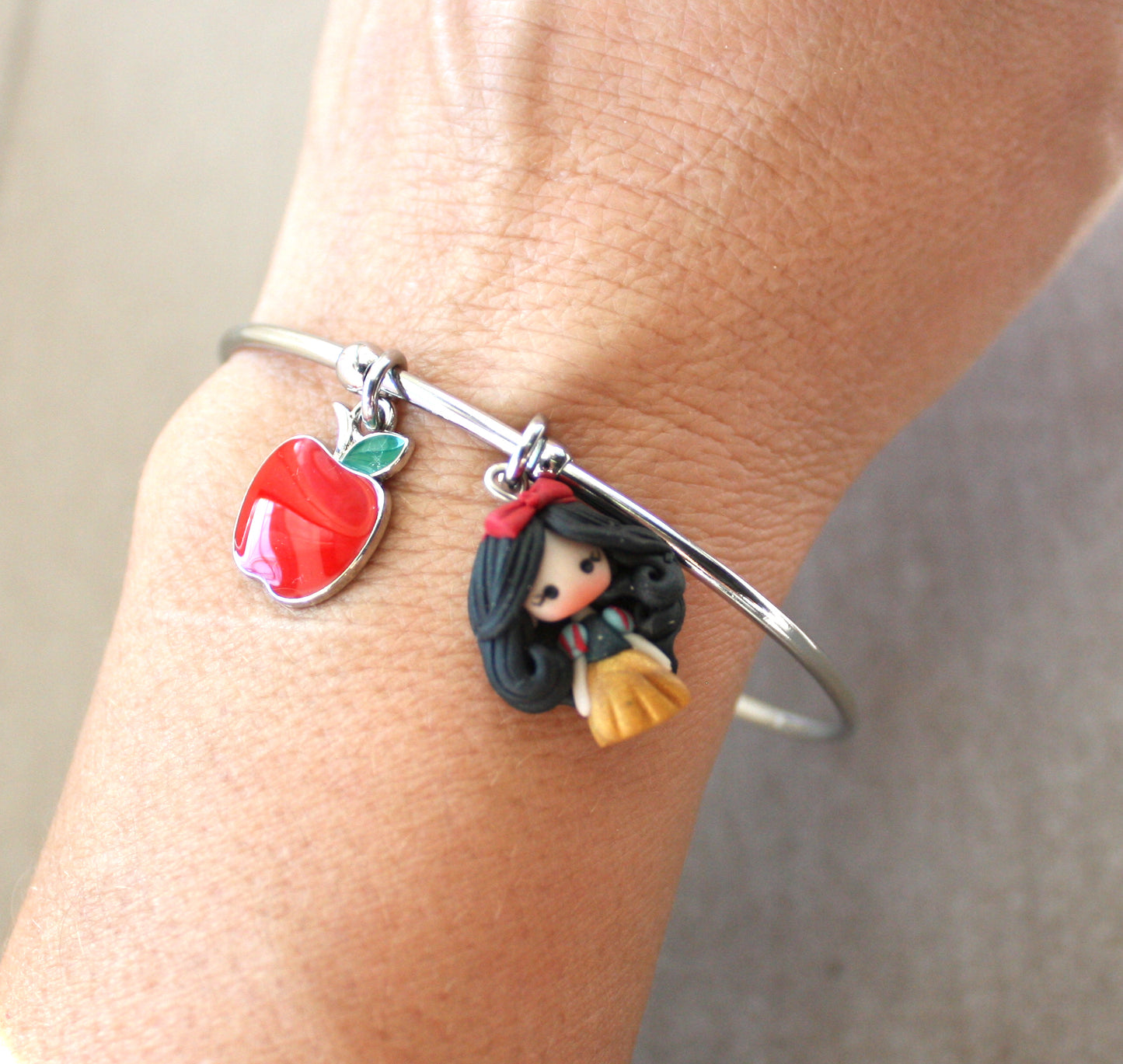 Bracciale bangle in acciaio inox con Biancaneve in fimo e ciondolo mela smaltata