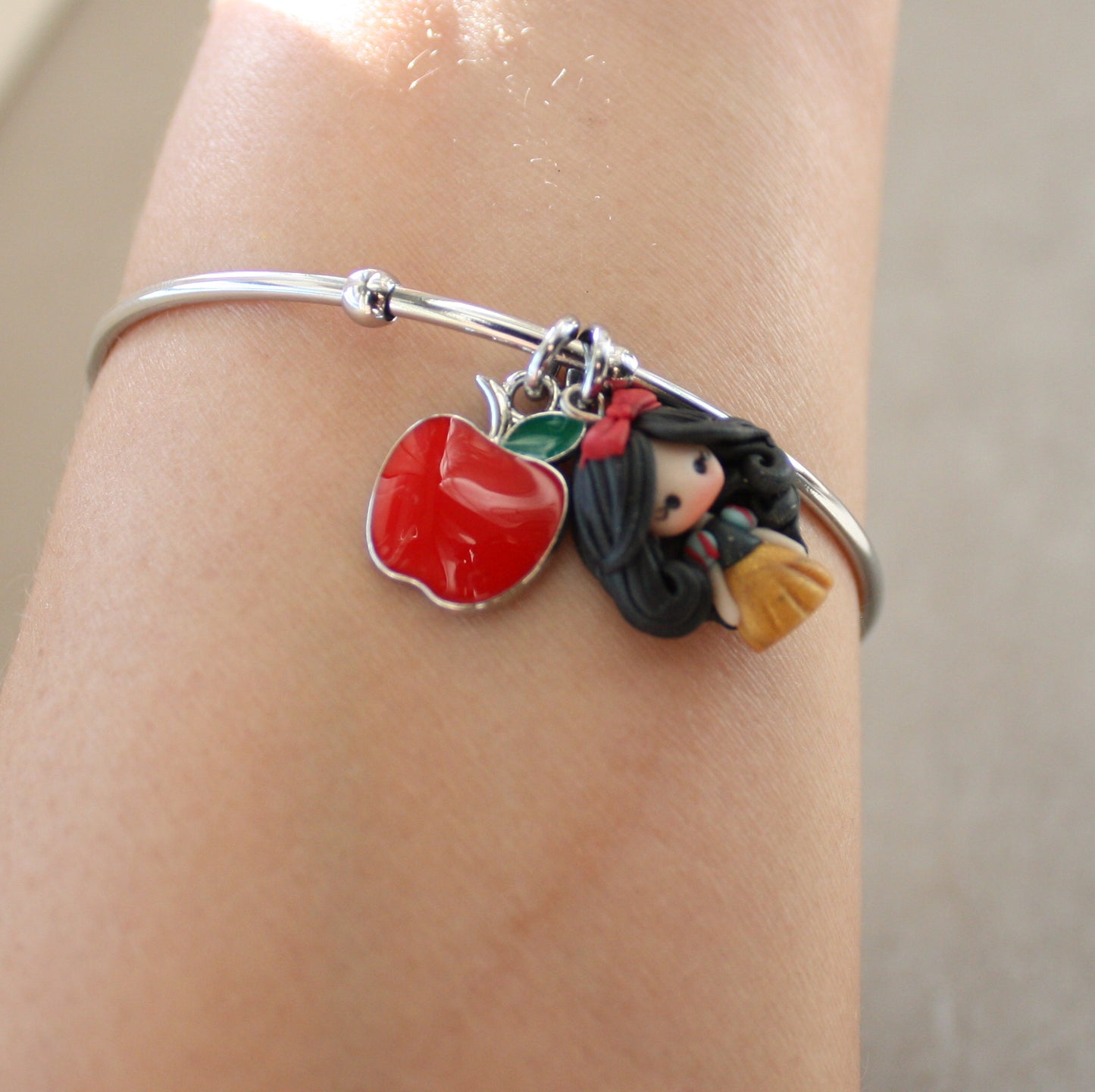 Bracciale bangle in acciaio inox con Biancaneve in fimo e ciondolo mela smaltata
