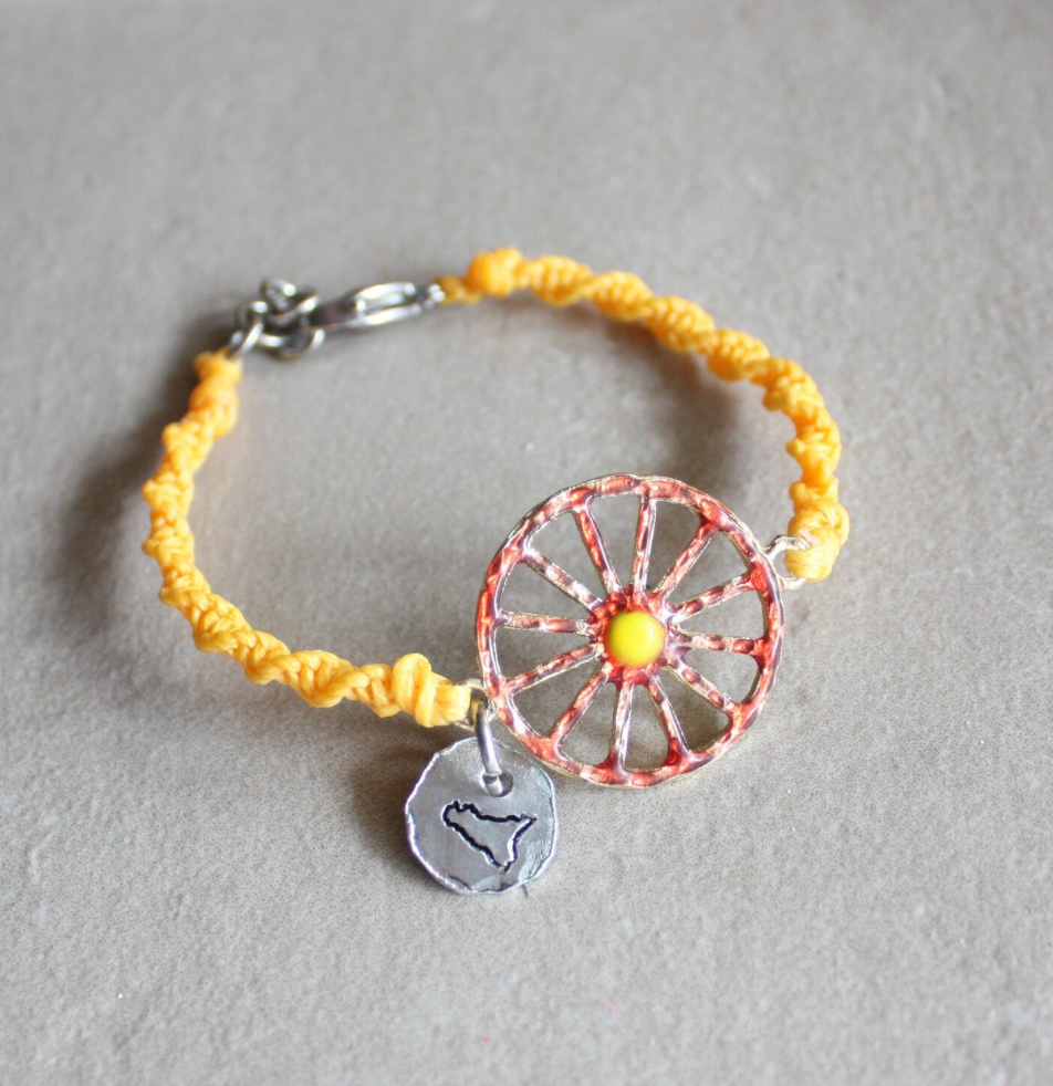 bracciale siciliano con cordino giallo e ruota smaltata