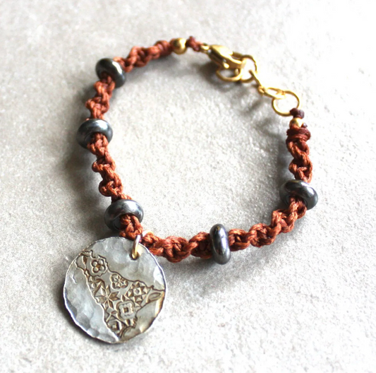 bracciale marrone cordino intrecciato macramè con ciondolo sicilia inciso