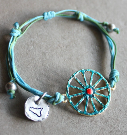 bracciale azzurro macramè con ciondolo sicilia inciso e ruota carretto