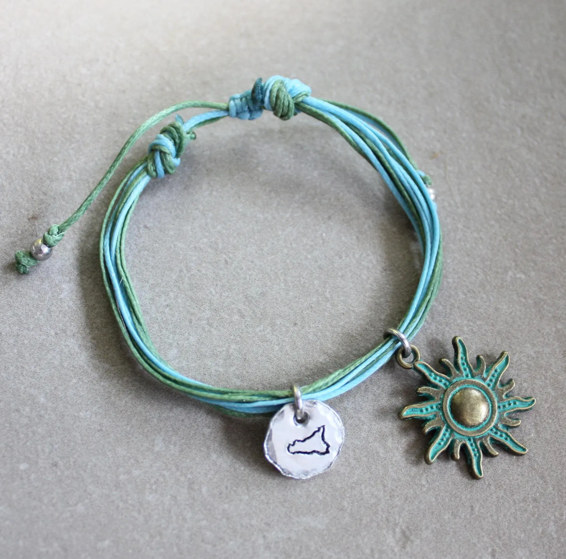 bracciale cordino azzurro con sicilia incisa e sole