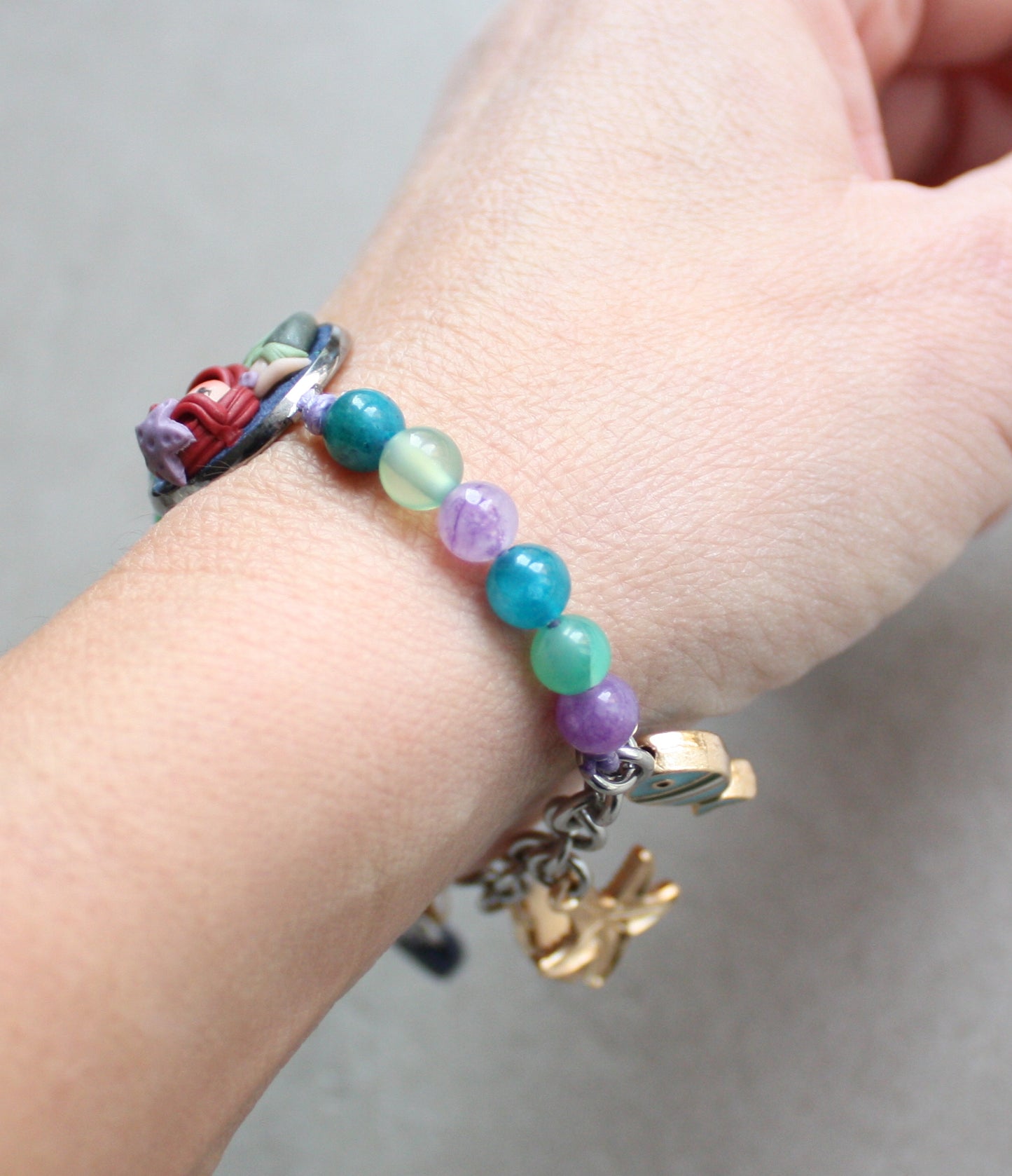 Bracciale regolabile con cammeo Ariel in fimo, pietre dure e ciondoli