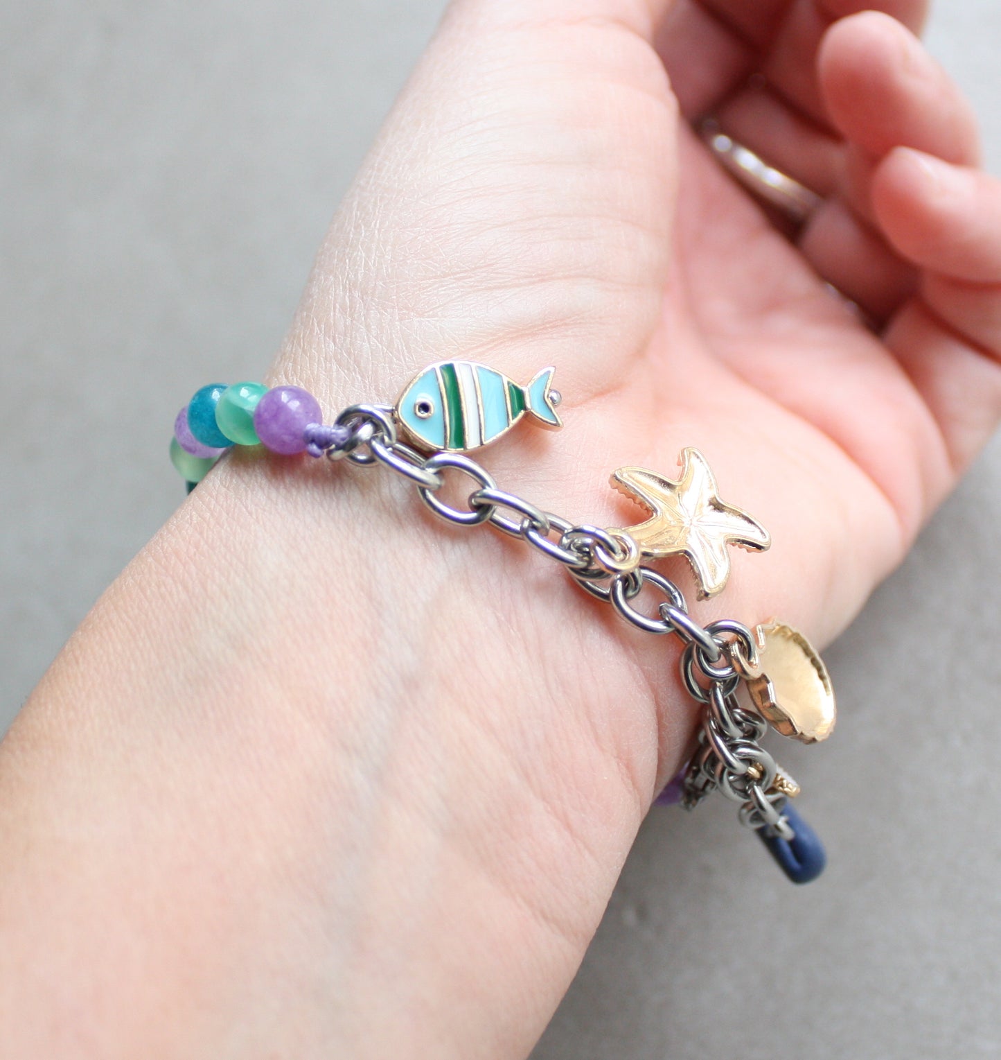 Bracciale regolabile con cammeo Ariel in fimo, pietre dure e ciondoli