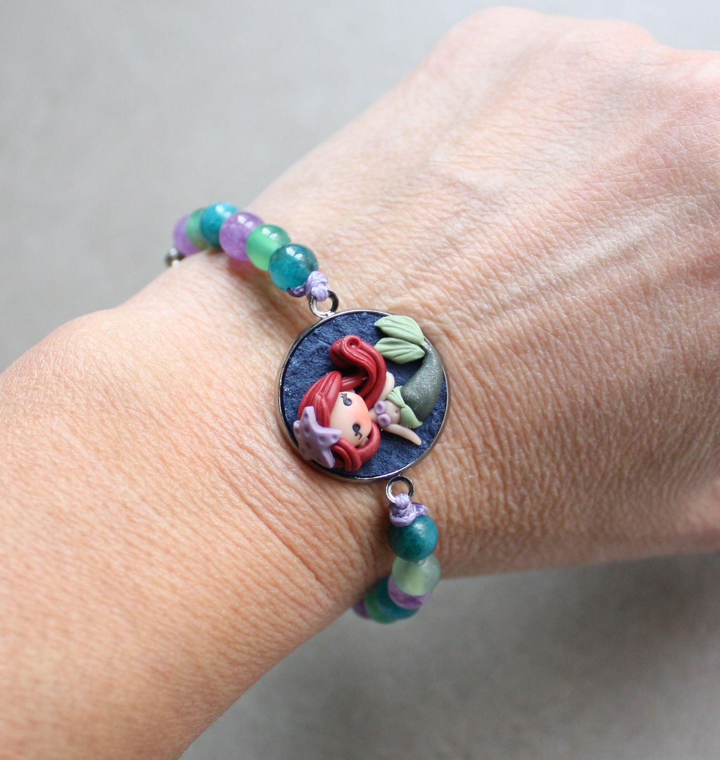 Bracciale regolabile con cammeo Ariel in fimo, pietre dure e ciondoli