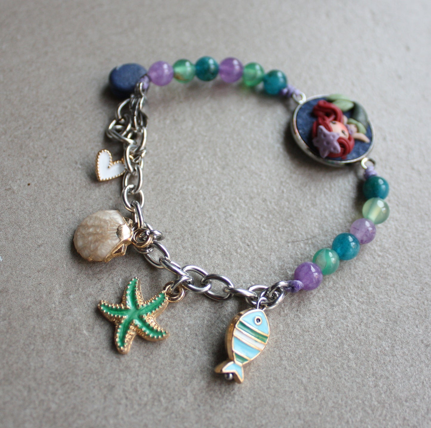 Bracciale regolabile con cammeo Ariel in fimo, pietre dure e ciondoli