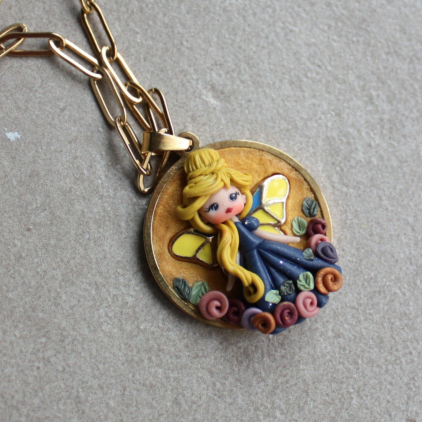 Collana in acciaio inox dorato con cammeo e fatina in pasta polimerica