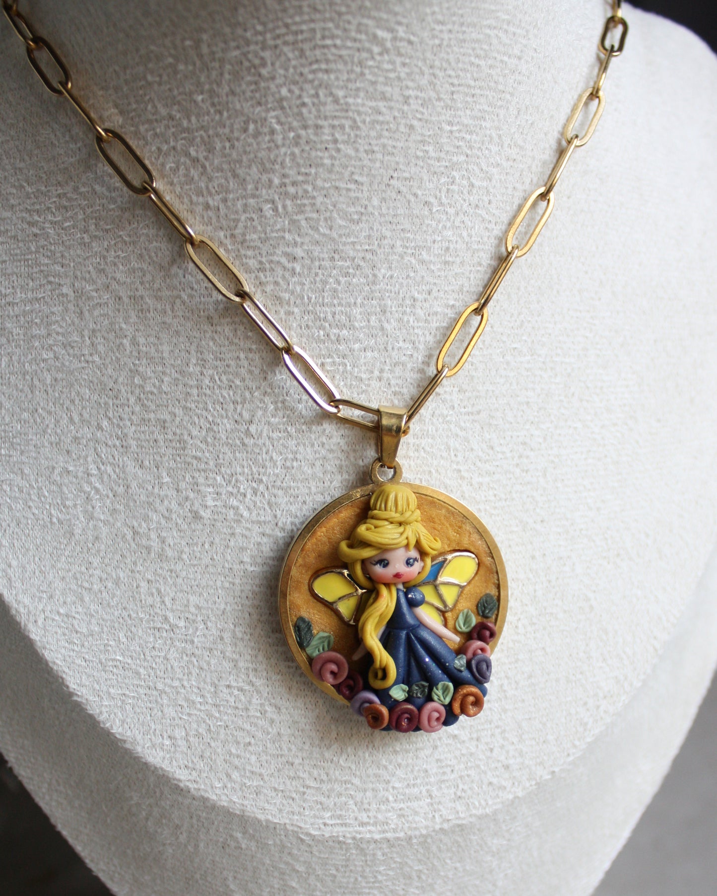Collana in acciaio inox dorato con cammeo e fatina in pasta polimerica