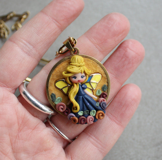 Collana in acciaio inox dorato con cammeo e fatina in pasta polimerica