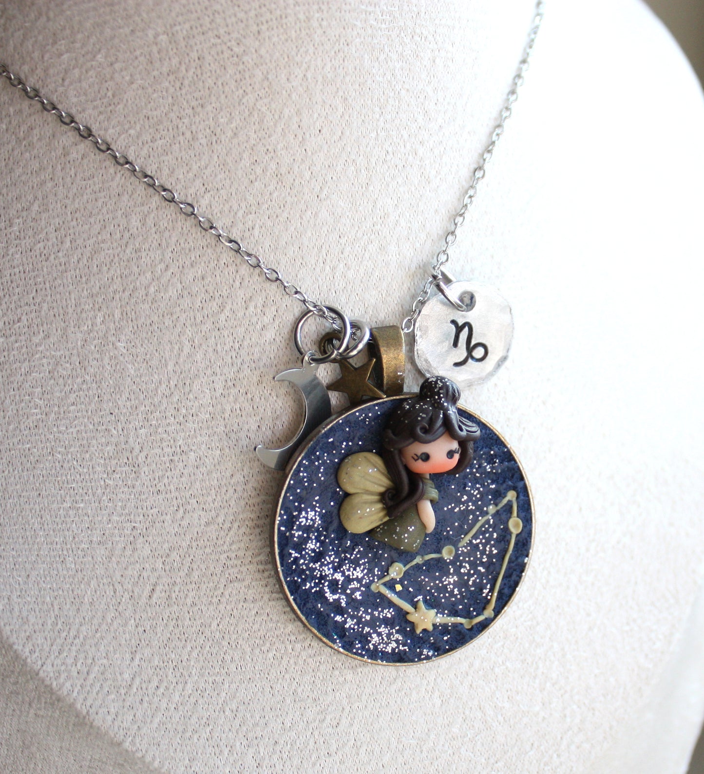 Collana Zodiacale Capricorno – Fatina Costellazione e Simbolo Inciso