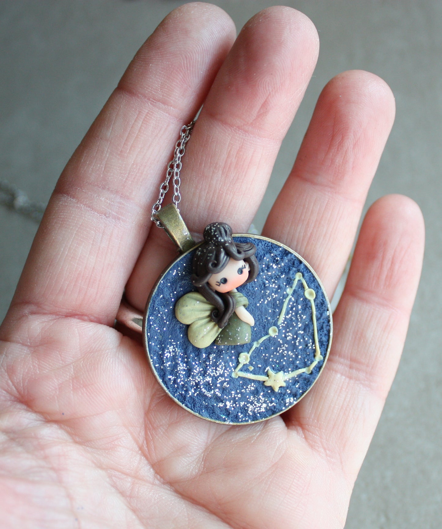 Collana Zodiacale Capricorno – Fatina Costellazione e Simbolo Inciso