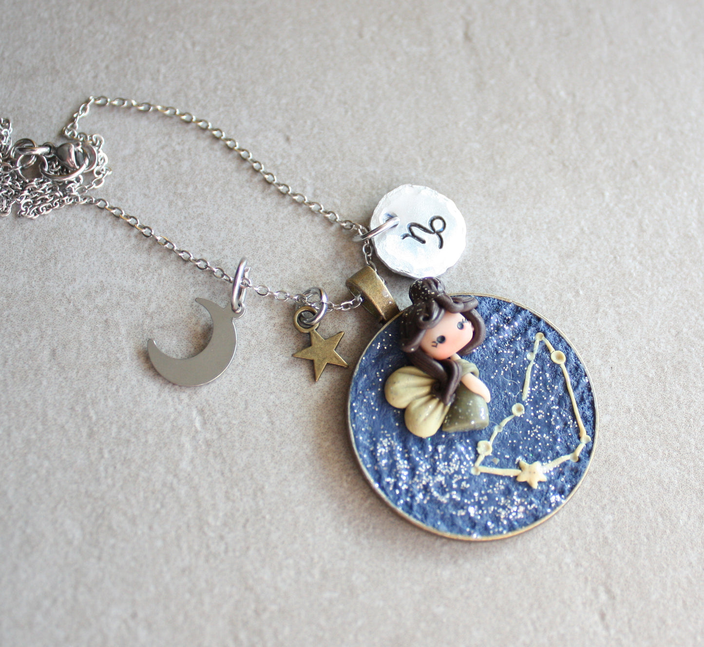 Collana Zodiacale Capricorno – Fatina Costellazione e Simbolo Inciso